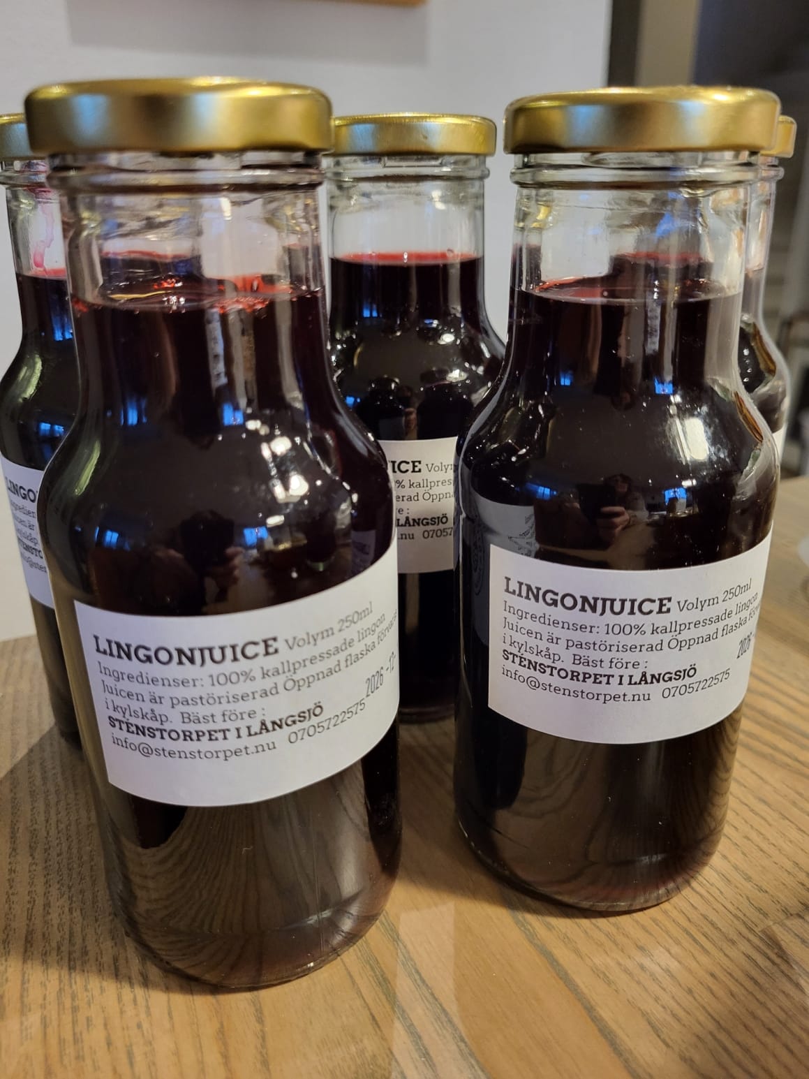 Flaskor med kallpressad lingonjuice