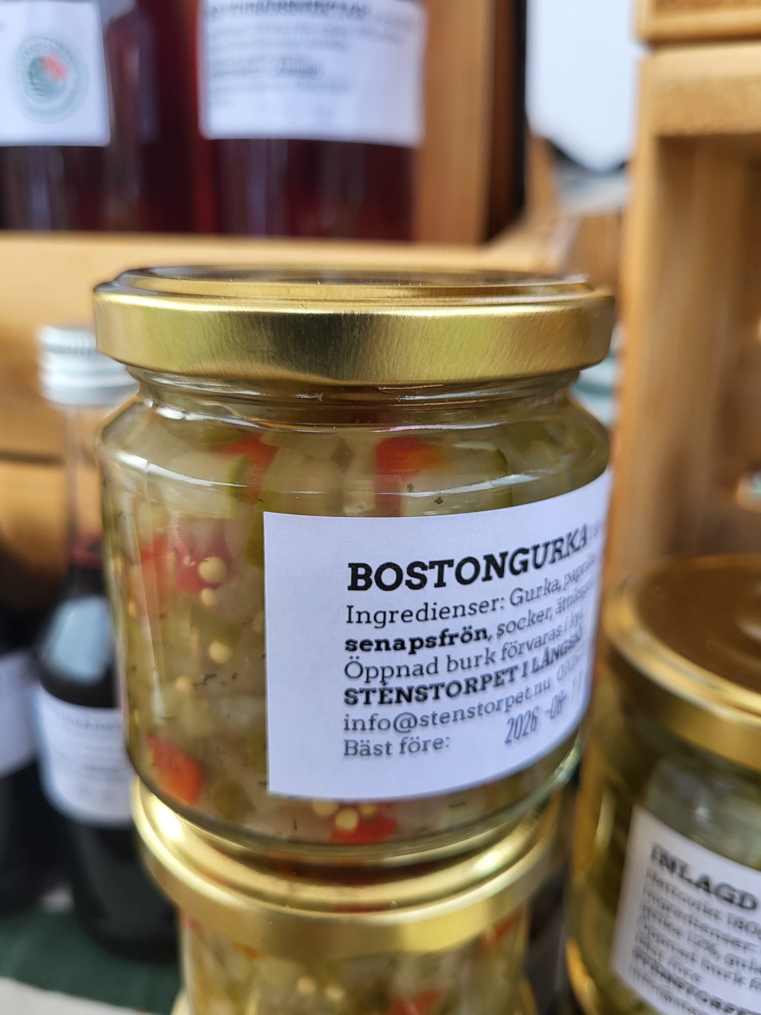 Inlagd bostongurka i glasburk i gårdsbutiken